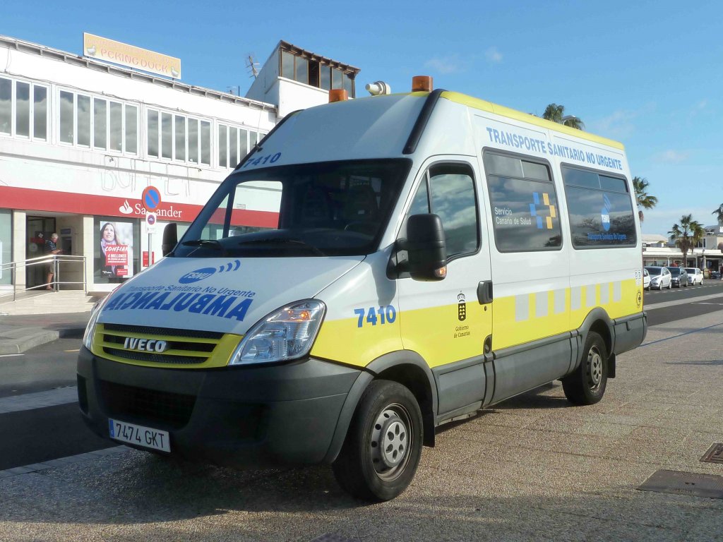 Iveco als Krankentransportfahrzeug, gesehen in Puerto del Carmen auf Lanzarote im Januar 2013