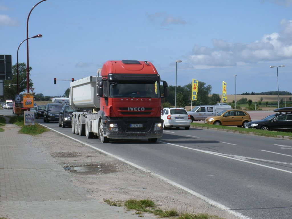 IVECO Kipper auf der Zufahrtsstrae nach Bergen/Rgen am 09.August 2012.