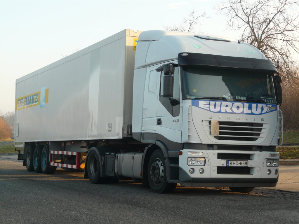 Iveco Stralis 430 von Eurolux Trans aus Ungarn auf einem Parkplatz an der A9, 16.03.2012