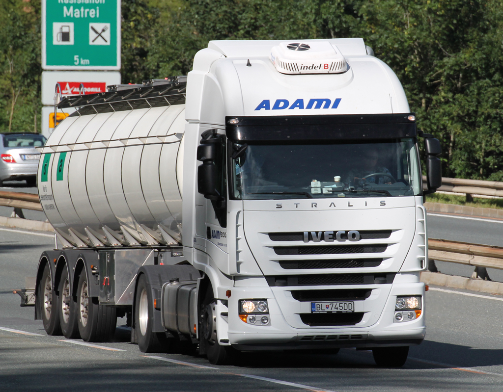 Iveco Stralis 500 Tanksattelzug von  Adami  aus der Slowakei ist auf der Brennerautobahn in Richtung Italien unterwegs, 28.08.2012