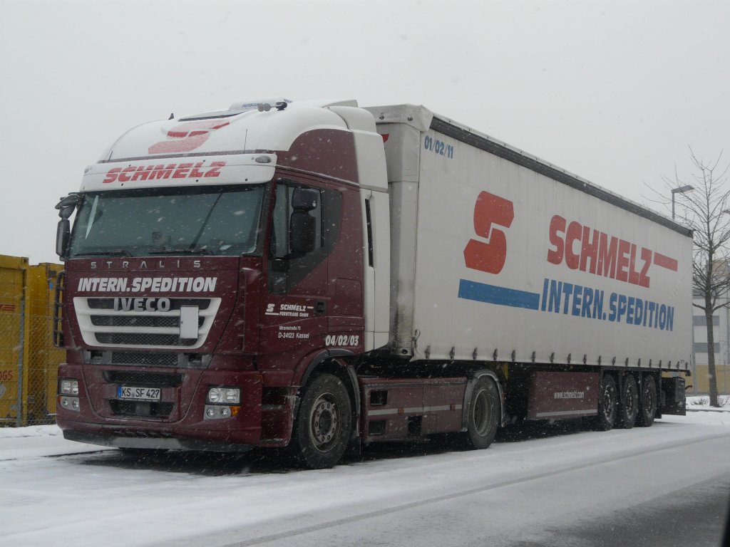 Iveco Stralis der Spedition Schmelz bei starkem Schneefall, abgestellt in einem Industriegebiet in Nrnberg, 09.02.2012
