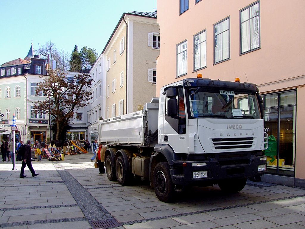 IVECO TRAKKER-360 wird bei einer Baustelle in der Passauer Fugngerzone bentigt; 120327