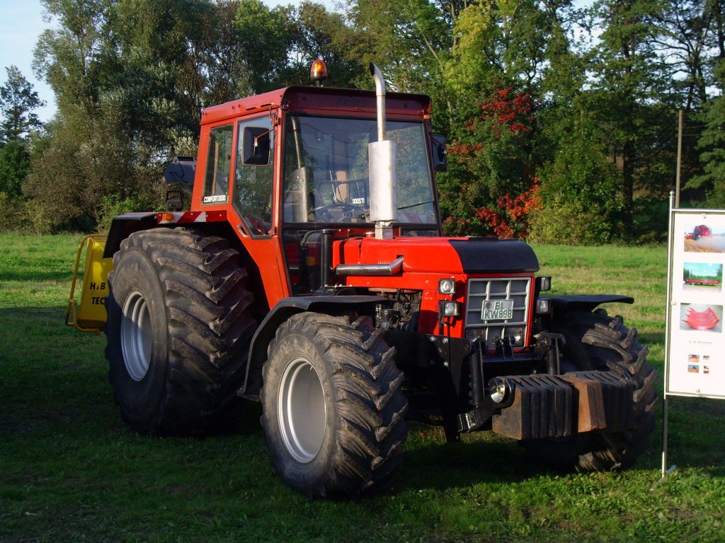 Ja, man sieht es ihm nicht an. Aber bei dem Traktor handelt es sich um einen 120 PS starken IHC 1246 AS mit ca. 5800 ccm. Aufgenommen am 03.10.2010 in Bielefeld-Heepen whrend der  Dreschtage .