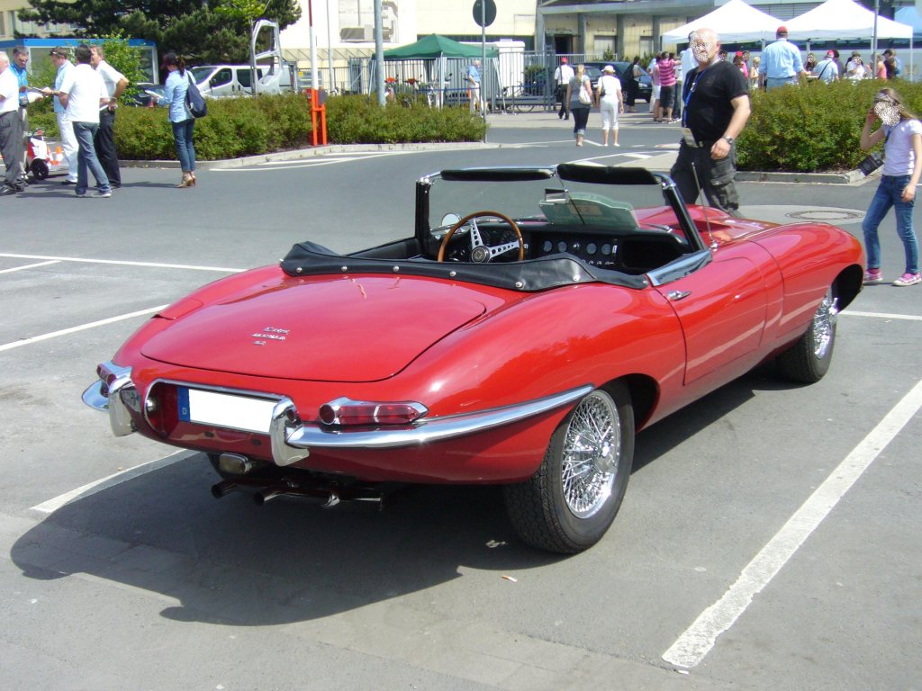 Jaguar E Type Series 2. 1964 - 1968. Der 1961 vorgestellte E Type, war ab 1964 mit dem auch mit dem 4.235 cm 6-Zylinderreihenmotor lieferbar. Die Leistung lag bei 265 PS. Ein Jahr spter wurde der 3.8l Motor aus dem Programm genommen. Ratingen Classic 08.05.2011.