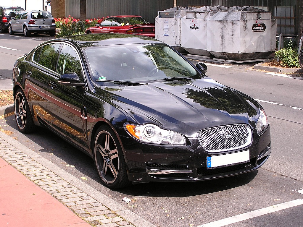 Jaguar XF mit Tuning. Foto: Juli 2010.