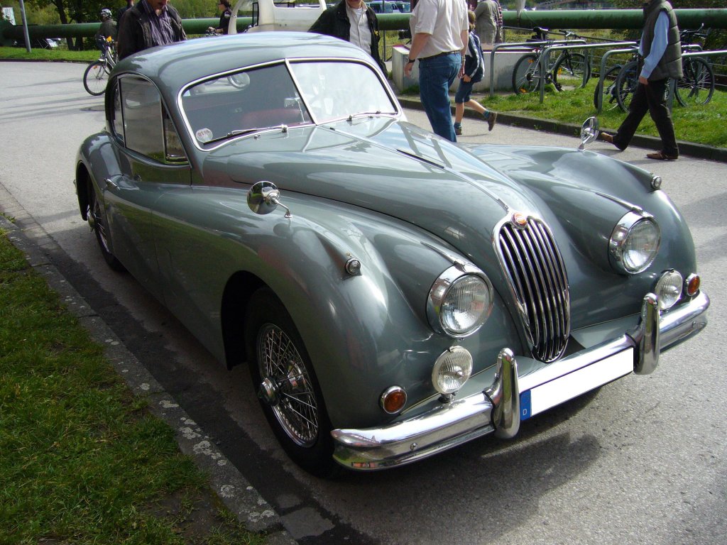 Jaguar XK 140 FHC (Fixed Head Coupe). Von diesem Modell mit festem Coupedach wurden von 1954 - 1957 2.797 Exemplare gebaut. Motorisiert war dieses Auto mit einem 3.4 Liter 6-Zylinder-Reihenmotor. Oldtimertreffen Kokerei Zollverein.
