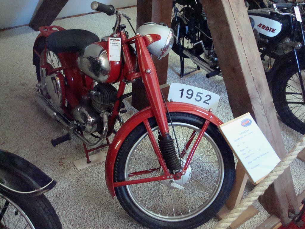 Jawa 125c, das tschechische Motorrad stammt von 1952, 1-Zyl.2-Takt-Motor mit 125ccm, Oldtimer-Museum Mekirch, Aug.2010