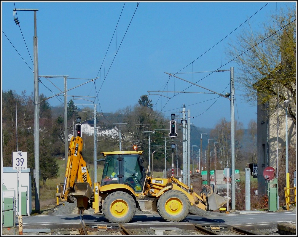 JCB 4CX beim berfahren eines Bahnberganges aufgenommen am 15.03.2012.