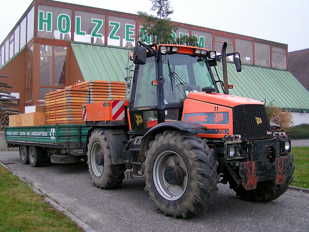 JCB-Fastrac-2115 liefert Waren zum Holzzentrum in Ried i.I.;101016