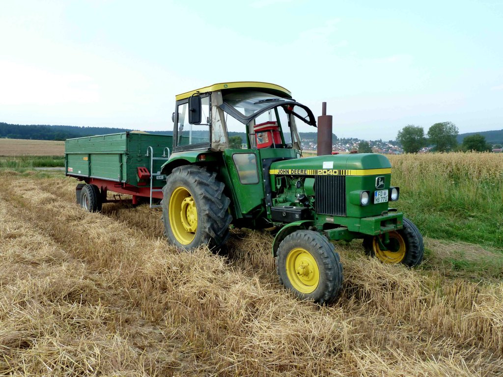 John Deere 2040 steht mit Hnger auf einem Getreidefeld in 36100 Petersberg-Marbach, Juli 2012