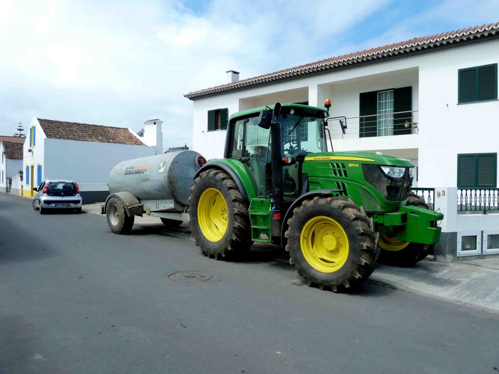 John Deere 6115 mit angehngtem Wasserfass, gesehen in Mosteiros/Azoren im Juli 2013