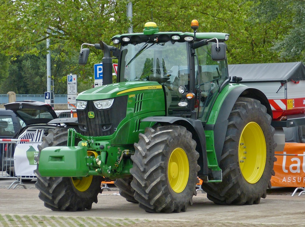 John Deere 6210 R aufgenommen am 05.07.2013 bei der Landwirschafts Ausstellung in Ettelbrck.