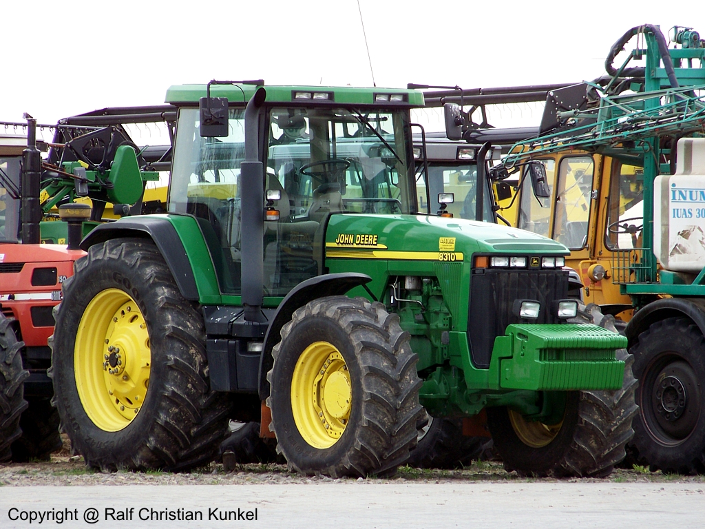 John Deere 8310 - Traktor, Schlepper - fotografiert am 08.04.2010 im Land Brandenburg - Copyright @ Ralf Christian Kunkel 