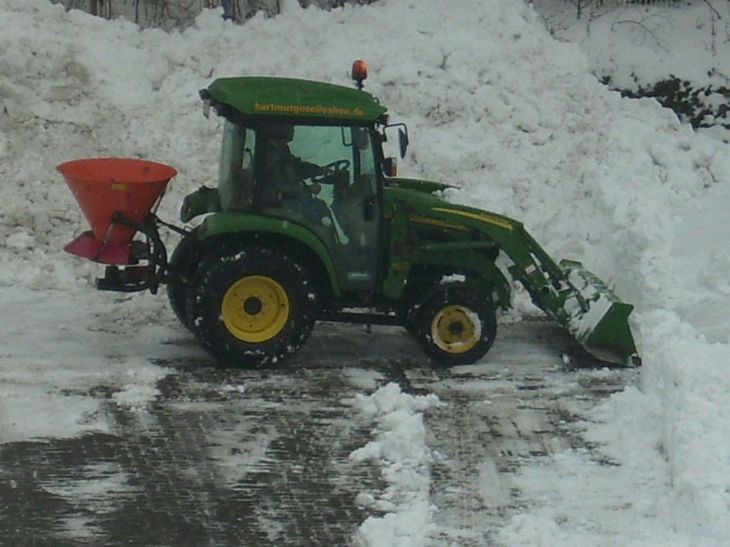 John Deere-Traktor beim Schnee schiebn am 18.Februar 2010 vor meinen Haus.