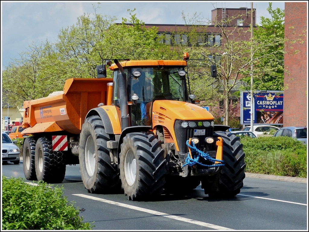 John Deere Traktor mit Schwerlast Hnger gesehen am 09.05.2012.