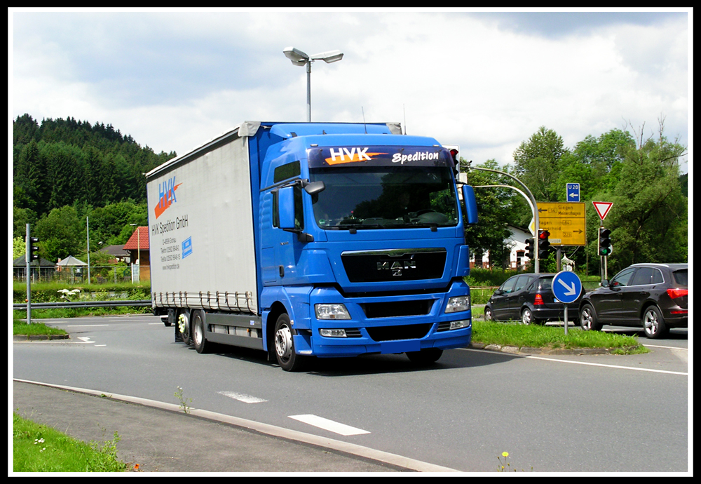 Juli 2012/ MAN - Pritschenwagen mit hochgezogener Hinterachse von Spedition HVK..