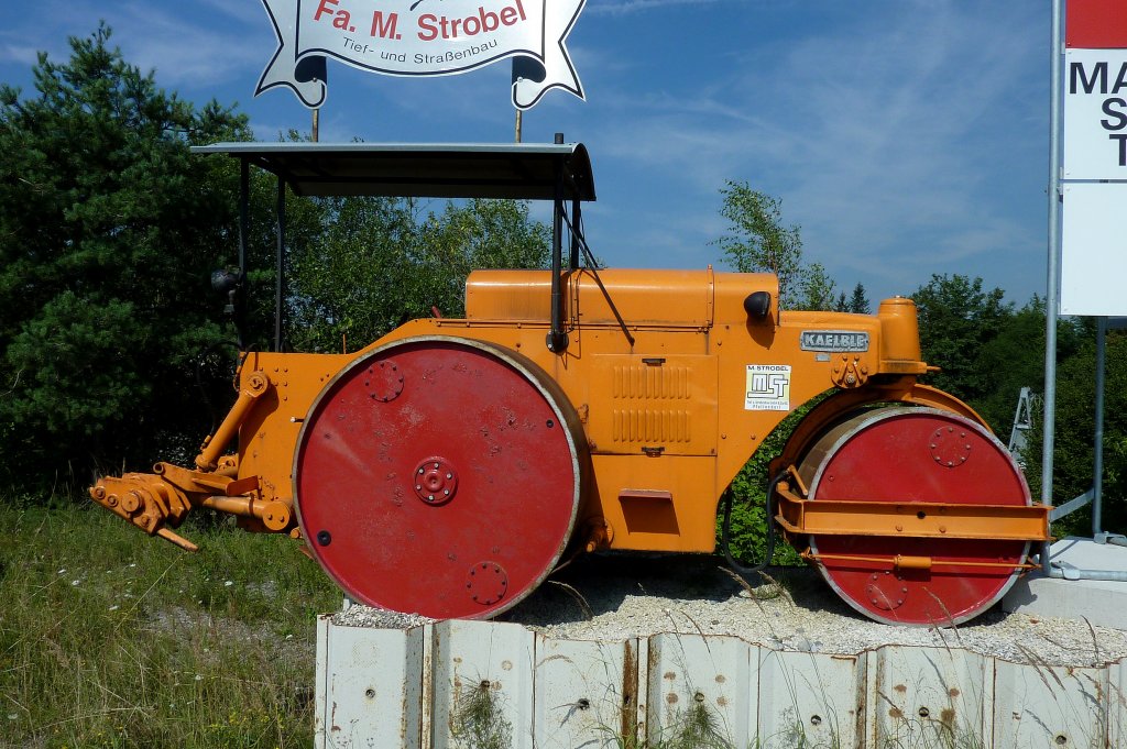Kaelble, Straenwalze mit Dieselmotor im Ruhestand, gesehen in Oberschwaben, Aug.2012