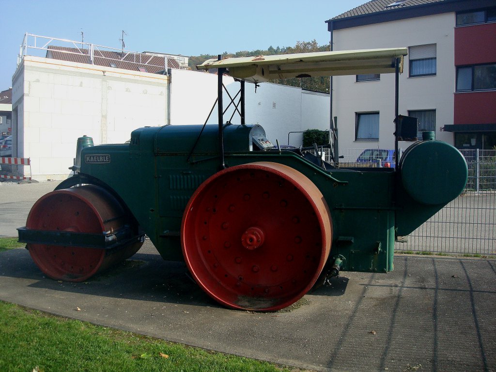 Kaelble Straenwalze, die schwbische Firma baute von 1908-83 Motorwalzen, abgestellt als Denkmal, Maulbronn Okt.2010