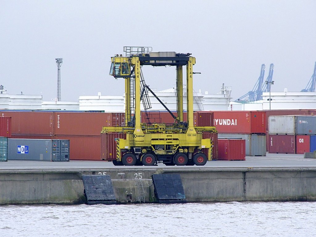 KALMAR; Portalhubwagen ESC350 (Hubkapazitt 50t); eilt mit einem 40' Container im Hafen von Antwerpen zu dessen Bestimmungsplatz; 110830