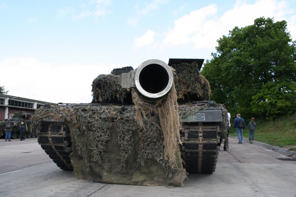 Kampfpanzer Leopard 2 A6 M - Bundeswehr

aufgenommen am 16. Mai 2009 whrend des Tag der offenen Tr in der Kaserne Augustdorf
