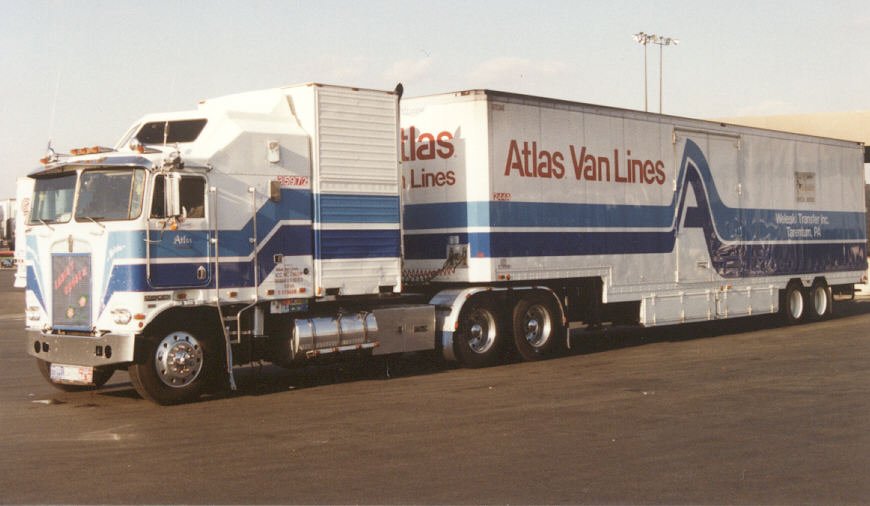 Kennworth Sattelzug wurde auf einen Truckerrastplatz 1993 in Kalifornien gesichtet. 

