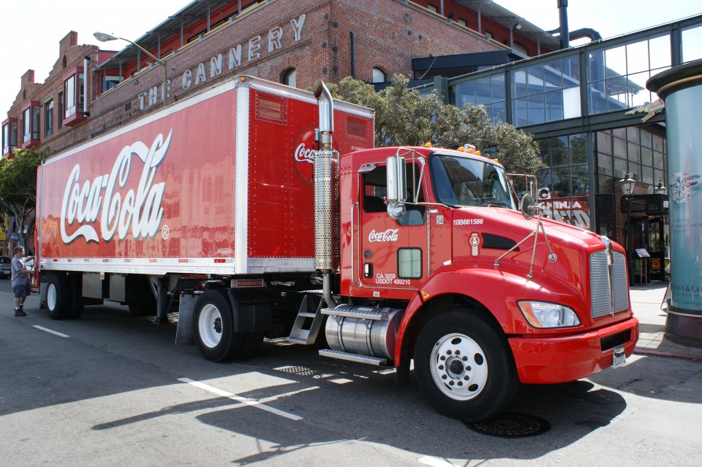 KENWORTH Sattelzugmaschiene mit Kofferauflieger Coca Cola in Fisherman´s
Warf San Francisco USA 09 2012
 