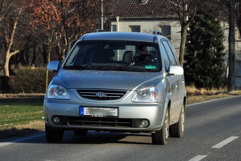 Kia Caravan, lteres Modell, bei Flamersheim 06.02.2012