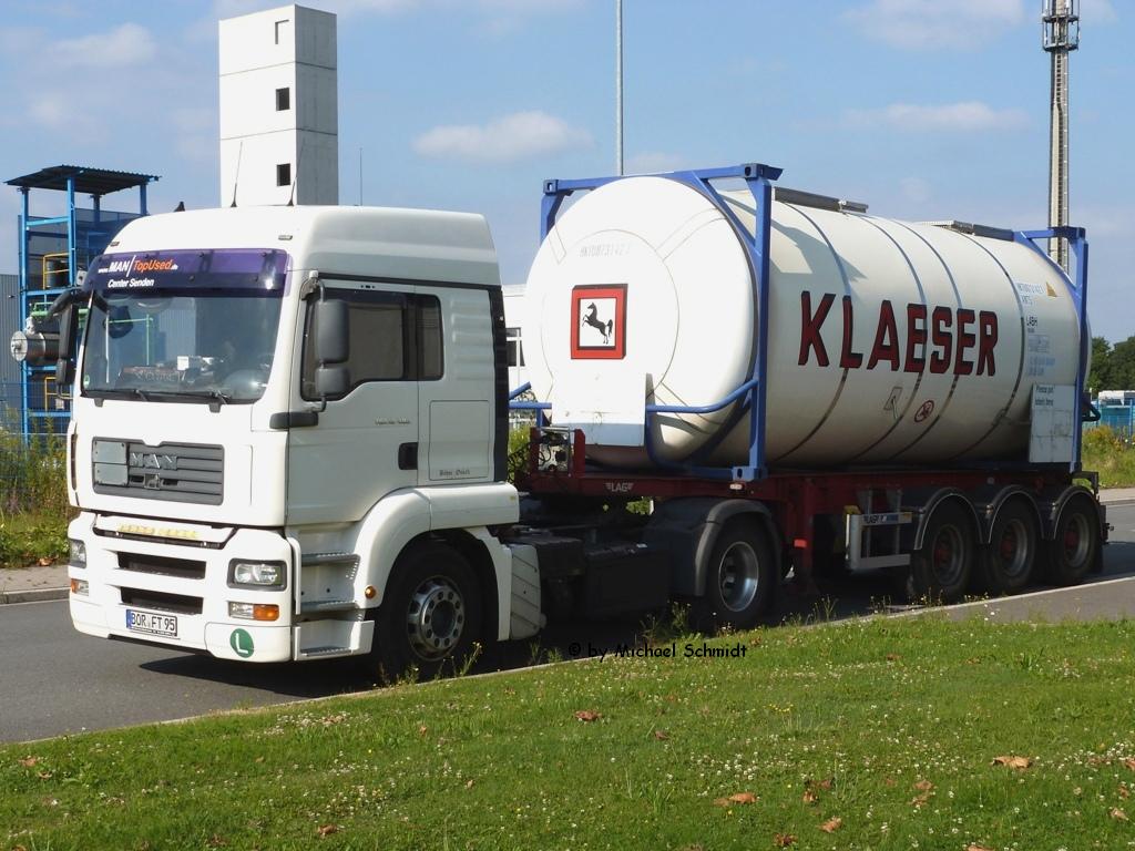Klaeser Spedition ein MAN TGA LX in wei mit weiem Tankcontainer KLAESER in Herten abgestellt 11.08.2012
