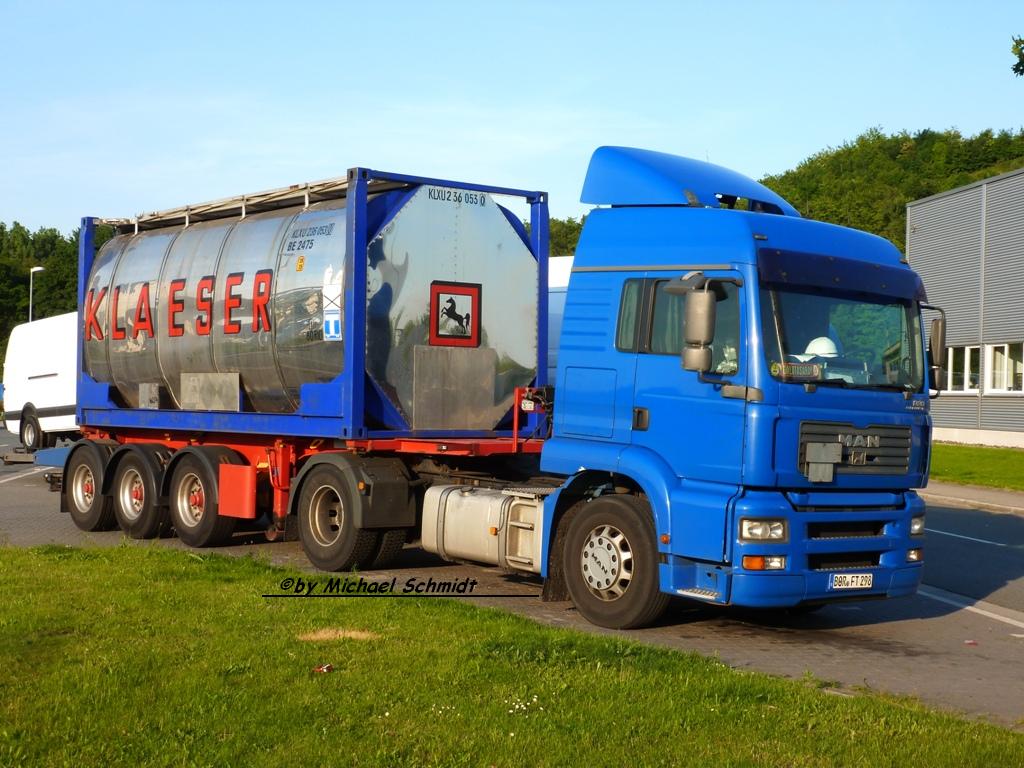 Klaeser Spedition hier ein 20ft. Tankcontainer Chrom glnzend KLAESER auf 3achs Trailer gezogen vom blauen MAN TGA LX gesehen am 06/06/2013