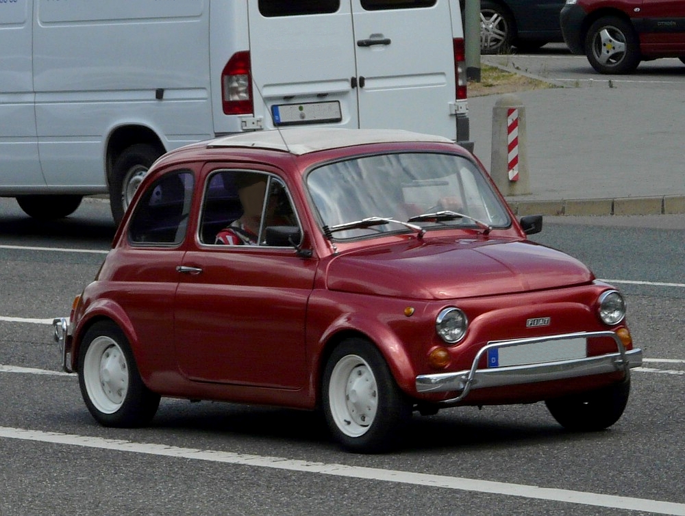 Kleiner Fiat in flottem Tempo unterwegs am 28.05.2011.
