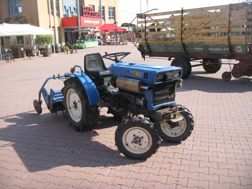 Kleiner Iseki Traktor gesehen am 17.8.12 im Nova Eventis Einkaufszentrum in Gnthersdorf. 