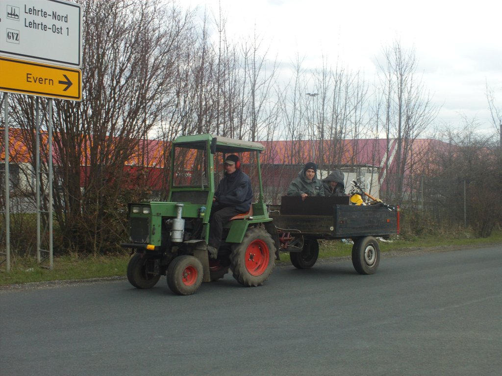 Kleiner Traktor mit Anhnger in Lehrte in April 10