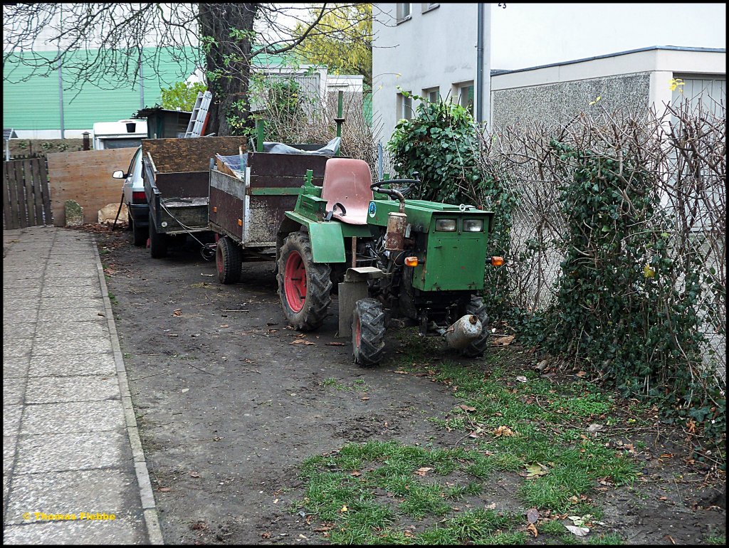 Kleiner Traktor, mit Hnger im Lehrte, in November 10.