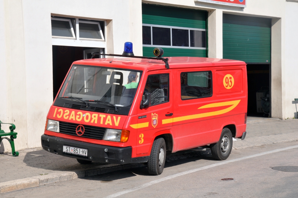 Kleintransporter Mercedes-Benz 100D der Feuerwehr Omis (Kroatien), Aufnahme am 01.08.2011