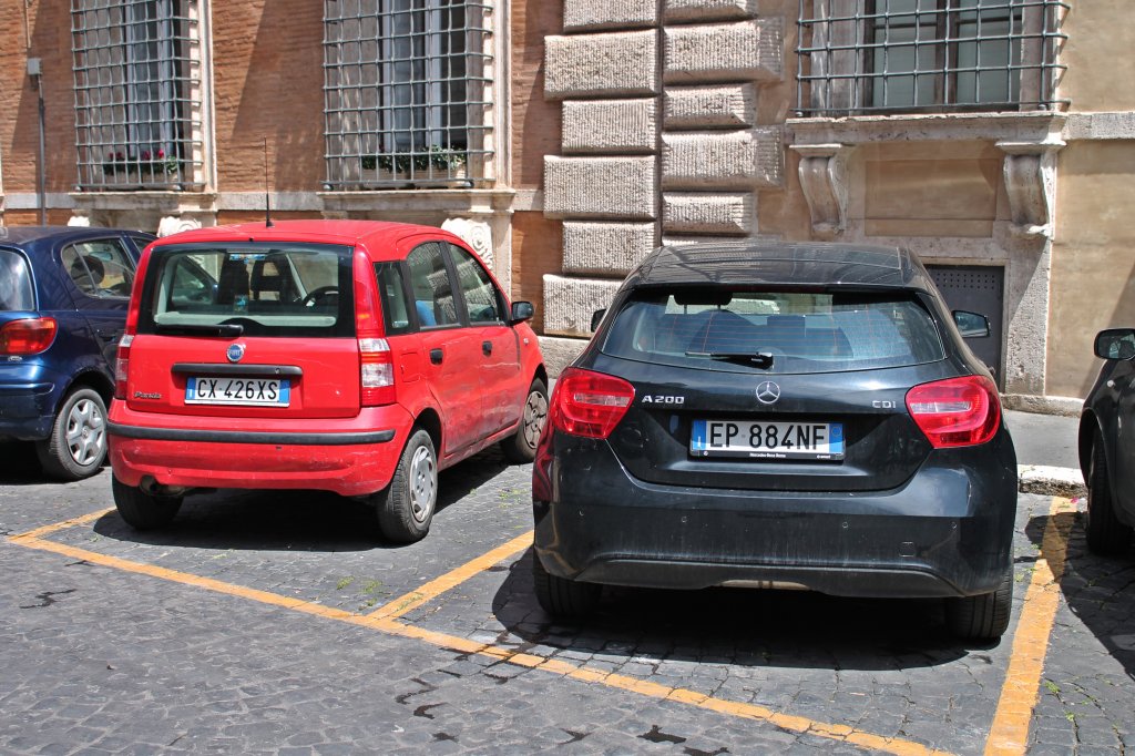 Kleinwagen neben Sportwagen. Fiat Panda steht am 17.05.2013 neben einem schwarzem Mercedes A200 in Rom.