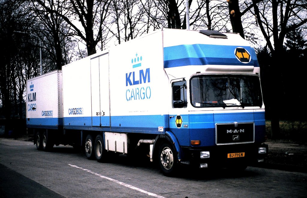 KLM Cargo Luftfahrtunternehmen der Niederlande setzte diesen Kofferzug
MAN ein. Gesehen und fotografiert am 21.1.1989 in Oldenzaal in den Niederlanden.