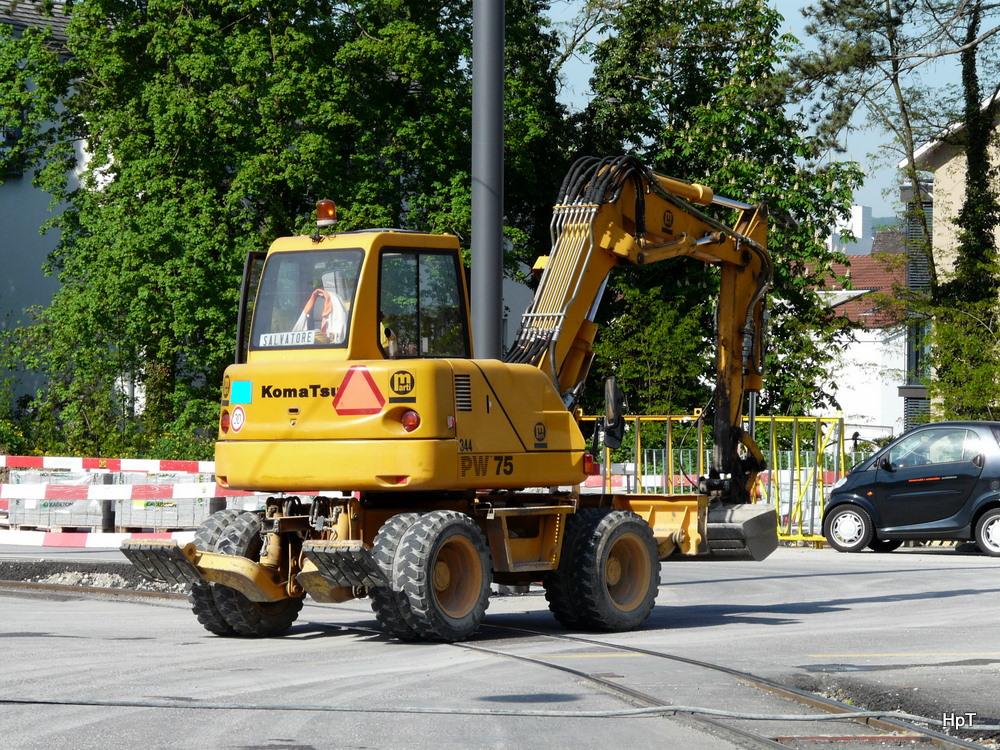 KomaTus PW 75 bei einer Baustelle beim Bahnhof Dornach - Arlesheim am 29.04.2010