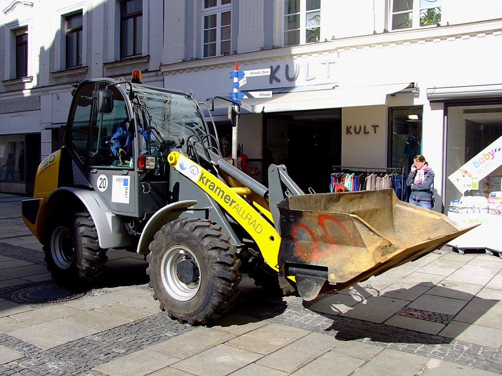 KRAMER-Allrad 750 steuert in der Passauer Fugngerzone eine Baustelle an; 120327