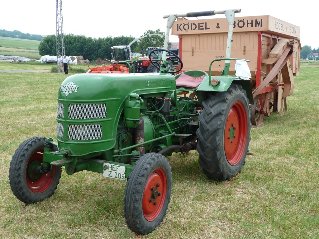 Kramer KB 25 steht einsatzbereit vor der Kdel&Bhm-Dreschmaschine anl. Oldtimer- und Traktorenausstellung der Oldtimerfreunde Ufhausen am 04.07.2010 