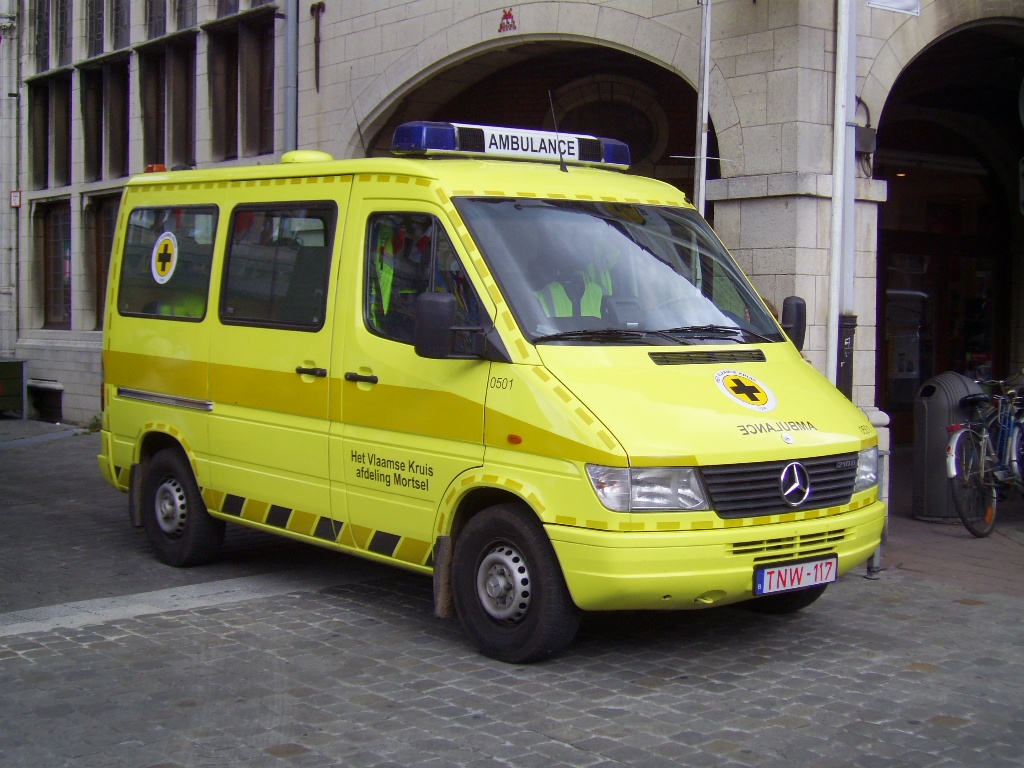 Krankentransportwagen Mercedes-Benz Sprinter 210D von Vlaamse Kruis Abt Mortsel, Aufnahme am 15.08.2007 in Antwerpen