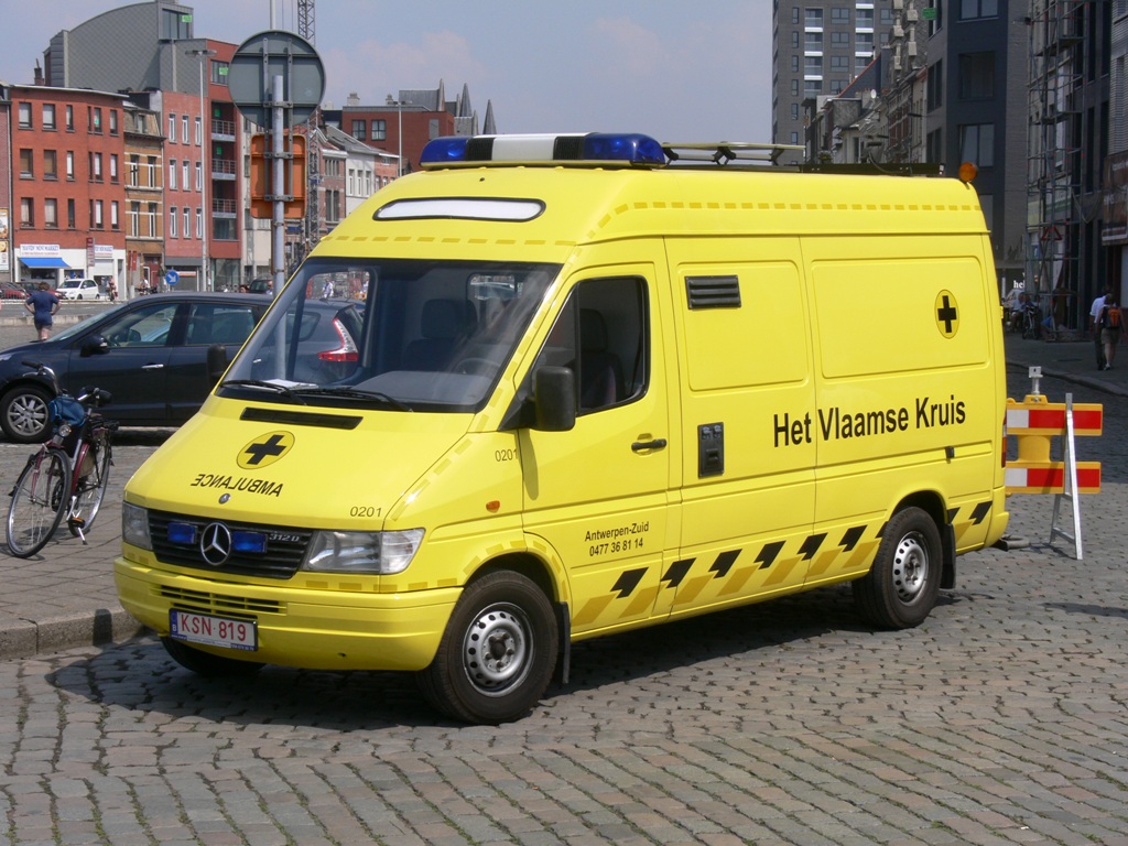Krankentransportwagen Mercedes-Benz Sprinter 312D von Het Vlaamse Kruis Abt. Antwerpen-Zuid, Aufnahme am 11/07/2010