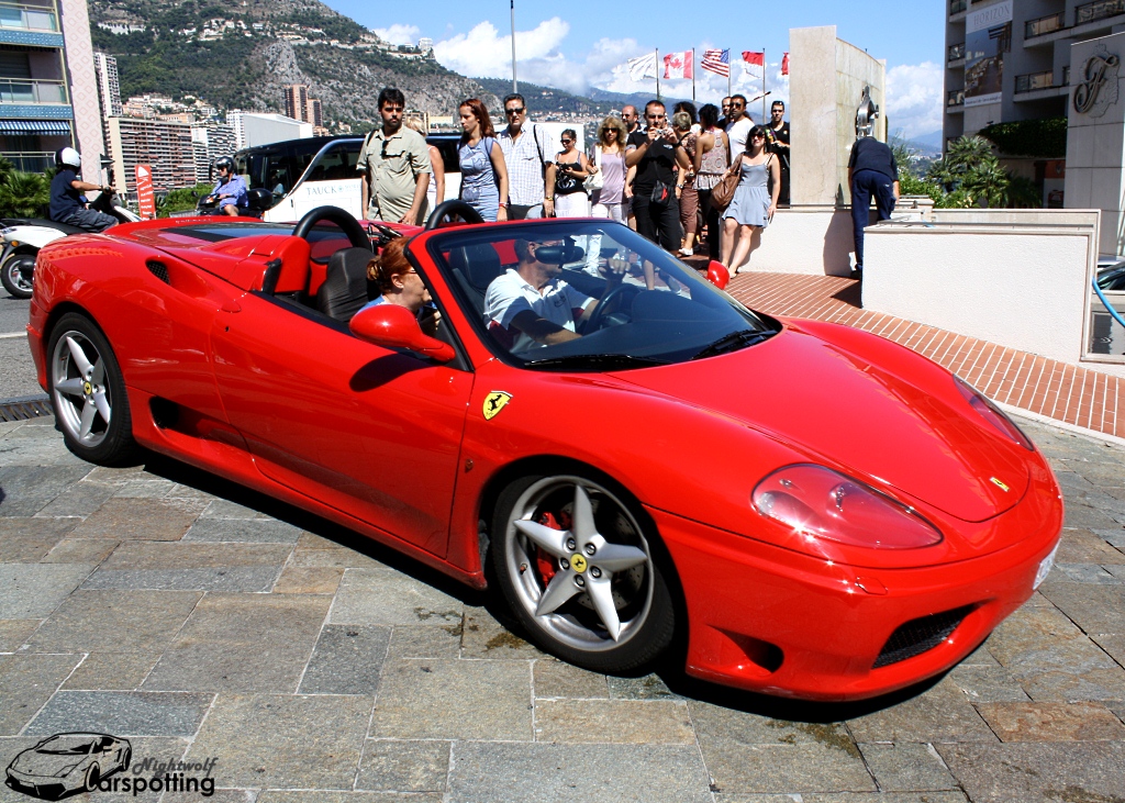 Kurz vor dem Einchecken. Die Fahrer dieses Ferrari 360 Spider sind auf dem Weg in das Fairmont Hotel in Monaco. (5.9.2011)