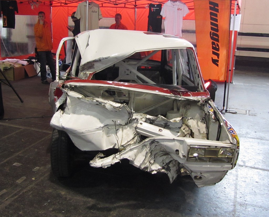 Lada 2105 nach einem schweren Rennunfall. Aufnahme: Carstyling Tuning Show 2012 (31-ten März)