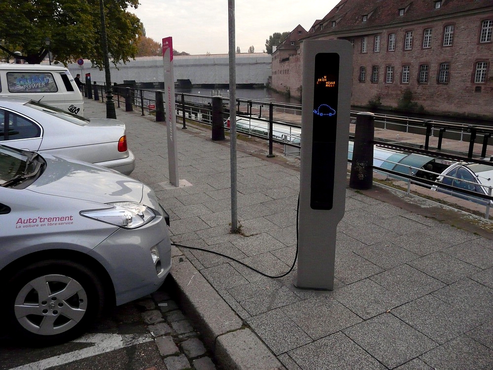 Ladestation fr Elektroautos gesehen auf einem Parkplatz in Strasbourg am 29.10.2011.