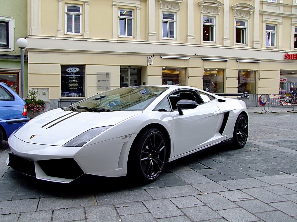 Lamborghini parkt am Stelzhamerplatz in Ried;110820