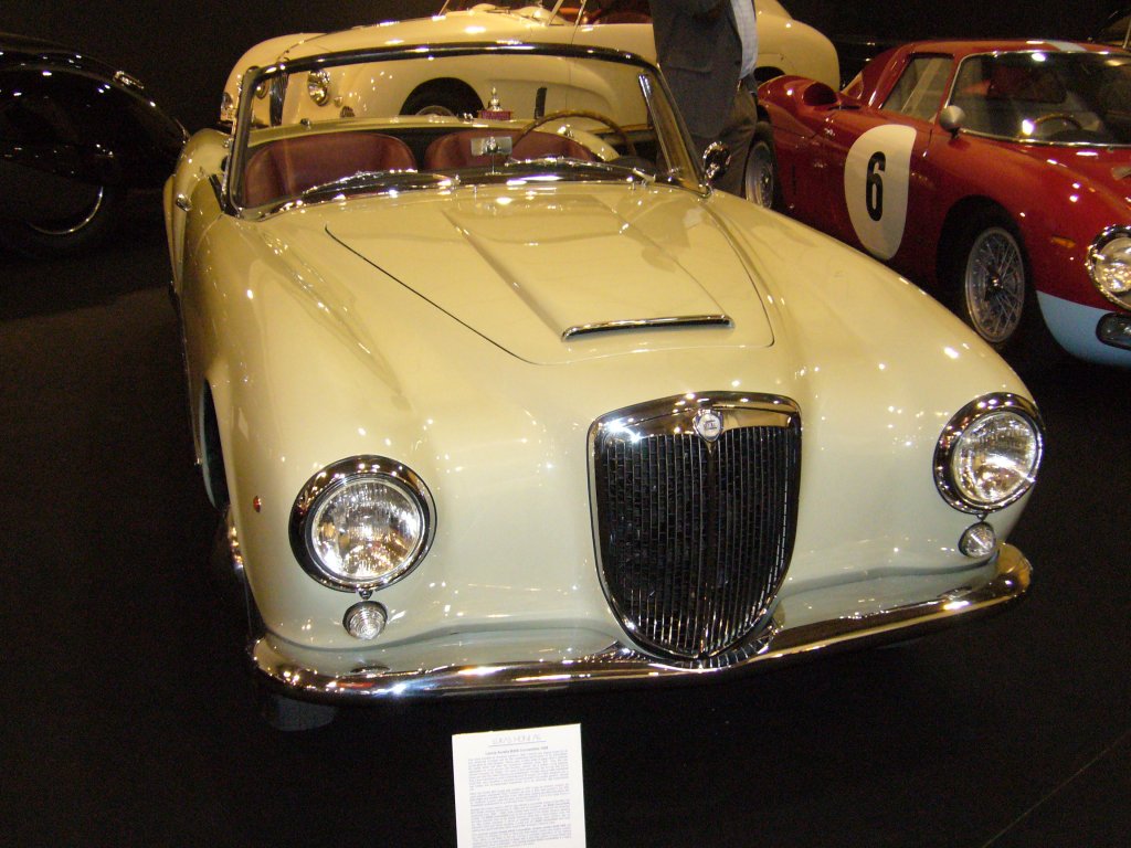 Lancia Aurelia B24 Spider. 1955 - 1959. Die Aurelia durchlief whrend ihrer Produktionszeit einige Facelifts. Hier wurde eine Aurelia B24 Spider des Jahrganges 1958 abgelichtet. Der V6-motor leistet 118 PS aus 2.451 cm Hubraum. Ein solches Auto stand im Jahr 1956 mit DM 25.590,00 in den Preislisten des deutschen Lancia Importeurs. Techno Classica am 25.03.2012.