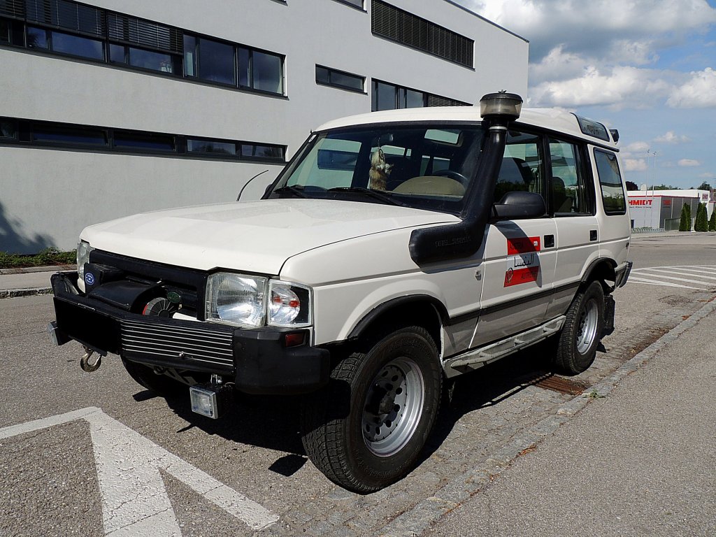 Land-Rover DISCOVERY mit angebauter Front-Seilwinde; 120509