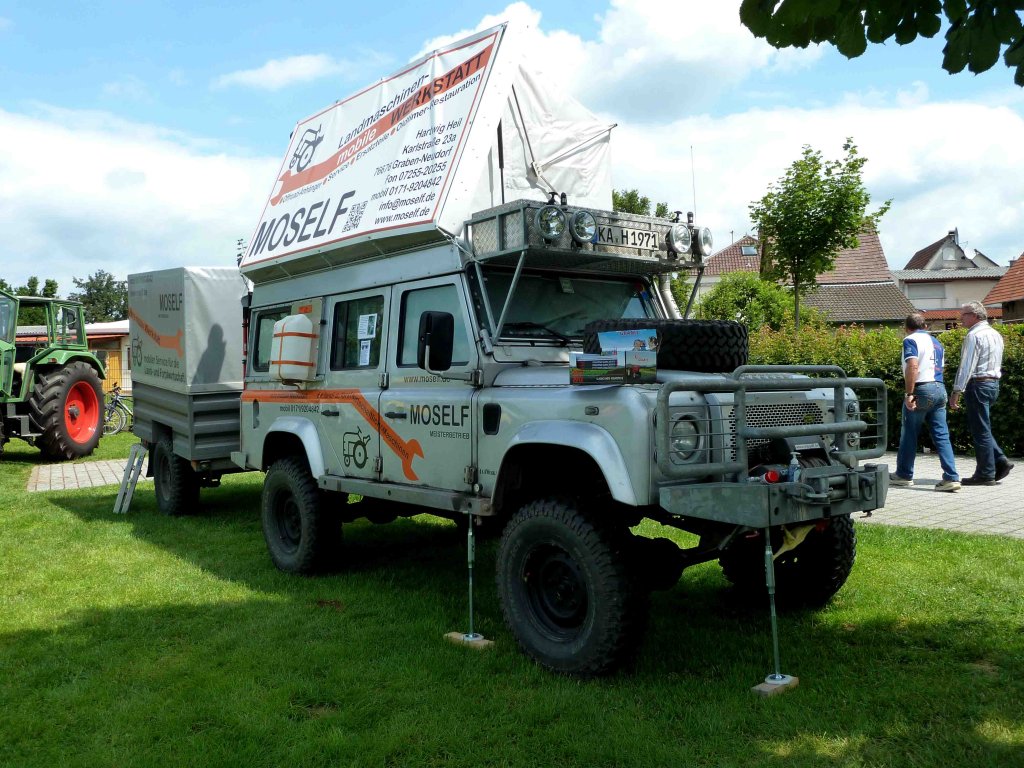 Land Rover mit Anhnger als mobile Werkstatt steht beim Sommerfest in Karlsdorf-Neuthart im Juni 2013