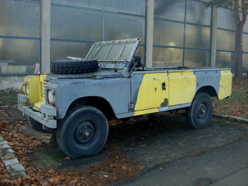 Land-Rover Serie III, hier etwas lieblos aufs Abstellgleis geschoben, dieser Typ wurde von 1971-84 in England gebaut, es gab einen Diesel-und drei Benzinmotoren zur Auswahl mit 63-91PS, Freiburg Feb.2011