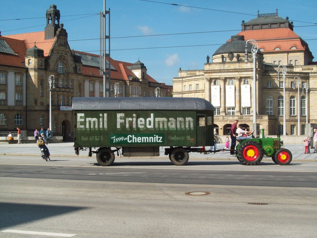 Lanz Bulldog (5 Liter) mit Mbelhnger der Umzugsfirma Emil Friedmann. Der Hnger konnte auch mt 2 PS Haferantrieb bewegt werden und die Firma existiert heute noch in der Chemnitzer Uhlandstrae.